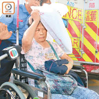 馮婆婆返港被送院時需坐輪椅。