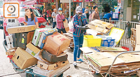 本港廢紙出口商早前一度停收廢紙致堆積如山。（資料圖片）