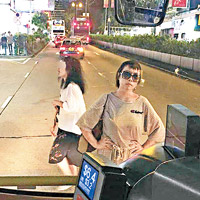 女子雙手叉腰阻止巴士開走。（互聯網圖片）