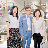 沈運龍（中）開設首間自家品牌零售店，鄧淑德（右）和方潔然到場支持。