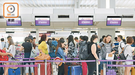 昨日續有大批旅客乘香港快運航班飛赴日韓，可見廉航訂票情況踴躍。（何駿軒攝）