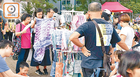 團體再在深水埗辦墟市活動，吸引不少市民光顧。（袁志豪攝）