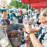 墟市有十四個食物攤檔及三十檔雜貨攤檔，接受申請時超額報名近三成。