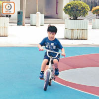 卓諾學習半小時左右，已成功學懂踩單車的基本技巧。