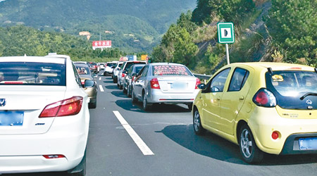 福建三明市的道路癱瘓。（互聯網圖片）