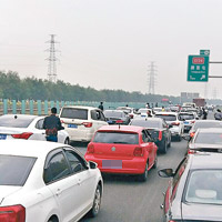 京滬高速公路天津唐官屯出口堵塞，民眾下車等候。