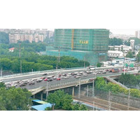 廣州樂廣高速公路往機場方向嚴重塞車。