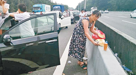 廣深高速公路上有乘客下車吃瓜解暑。（互聯網圖片）