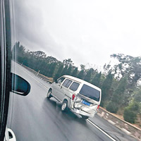 山東膠州有客貨車的車尾被撞凹，仍繼續趕路。