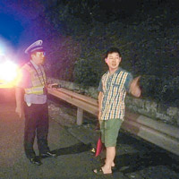 廣州交警截查在高速公路散步的市民。