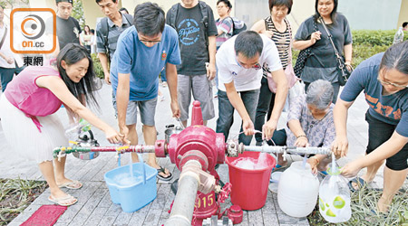 鉛水事件發生後，受影響居民被迫到街上取水。
