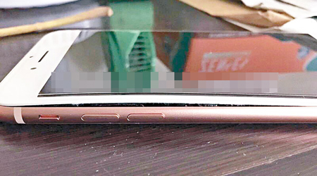本港發現iPhone8電池發脹撐開屏幕事故。（流動日報圖片）