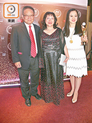 吳宏斌（左起）、周美麗同做珠寶生意嘅得獎者王卓合照留念。