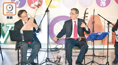 盧偉國（左）同劉天成（右）於港鐵中環站內表演合奏。（受訪者提供）