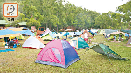 市民趁長假期去露營，西貢灣仔南營地紮了超過一百個帳幕，超出限額達十倍。