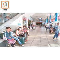 深圳<br>大量旅客滯留在客運站內。（黃少君攝）