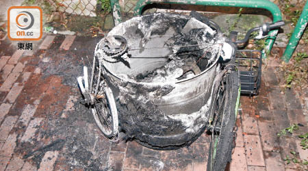 單車被放在垃圾桶上「火烤」成廢鐵。（沈厚錚攝）