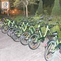 廣福邨泊有多輛共享單車。