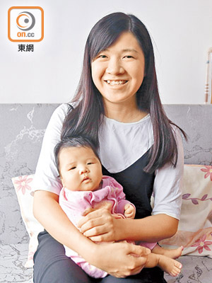 阿Ling為新手媽咪，經驗不足，懷孕時經常參考網上資訊。（吳艶玲攝）