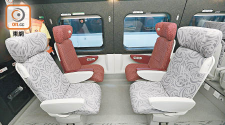 一等座車廂內，左右兩排各有兩個座位，間距較寬敞。