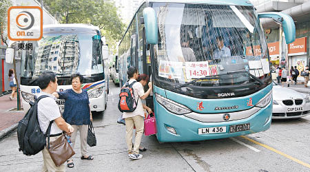 不少內地客為避開回程高峰，選擇提早啟程。（胡家豪攝）