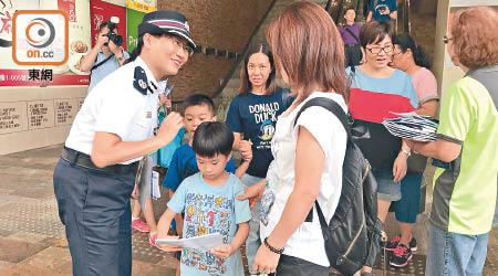 東九龍總區指揮官何婉霞（左）昨在黃大仙派發傳單，呼籲市民提防電話騙案。