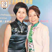 李正儀（左）獲頒傑出女企業家大獎，旁為蔡美碧。