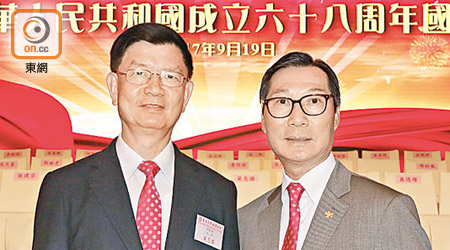 廖漢輝（右）同廣東社團總會主席梁亮勝（左）喺酒會上寒暄。（胡家豪攝）