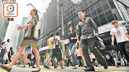 專家建議上班時提早一個站下車，步行回公司，增加運動量。（資料圖片）