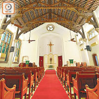 九龍佑寧堂建有由兩組木製托臂樑支撐的中式金字瓦頂。