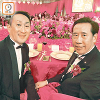 陳國超（右）做老爺，仁愛堂總理蔡小勇（左）都戥佢開心。