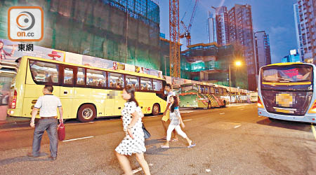 有旅客於渣華道違規橫過馬路，險象環生。