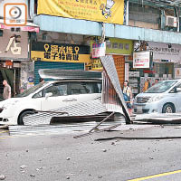 深水埗大廈天台有鋅鐵片及石屎墮下擊毀兩部車。（袁以諾攝）