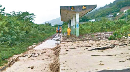 受「卡努」吹襲，台灣現泥石流掩蓋台鐵部分路軌和車站。（互聯網圖片）