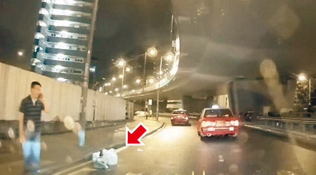 長沙灣<br>老翁倒臥路上（紅箭嘴示），有熱心的士司機落車協助。（互聯網圖片）
