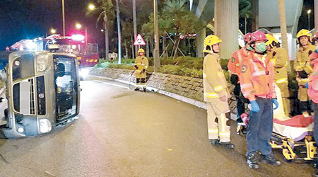 客貨車翻側司機一度被困，消防及救護員到場救援。（互聯網圖片）