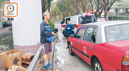 警方到的士被刑毀偷咪錶的現場調查。（馮溢華攝）