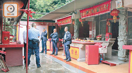 多名警員到寺廟調查。（左錦鴻攝）