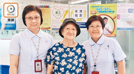 （左起）江彩霞、黃婆婆、黃少英<br>富昌邨社康護理服務中心為區內一千多名居民服務。（何青霞攝）