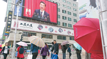 北京<br>北京王府井商業街大螢幕正在直播開幕畫面。（中新社圖片）