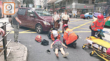 七人車失事將婦人撞倒。（蘇偉明攝）