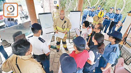 消防處昨聯同多個政府部門進行山火暨攀山拯救演習。（何駿軒攝）