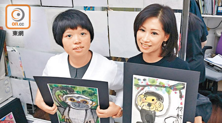 瑤瑤（左）腦和腎都有腫瘤，看見自己畫作頻頻自讚「好靚」，母親阮女士（右）為女兒感驕傲。（林希孺攝）