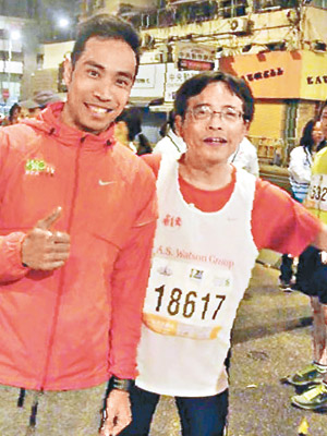 蘇若禹（右）跑馬拉松時與前三項鐵人港隊代表李致和合照。（互聯網圖片）