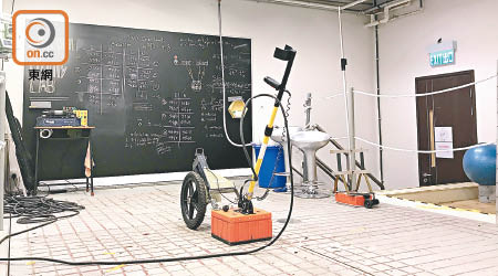 在理大的地下管線測量實驗室，學生可模擬身處地下管線的環境。