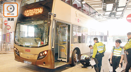 警員在車禍現場調查。（左錦鴻攝）