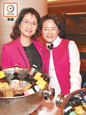 顏明秀（右）同媽媽顏吳餘英以母女裝現身青委會二十周年酒會。