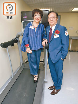 劉劉寶芝（左）同丈夫劉志榮（右）都話用互動復康器材，做物理治療就會變得有趣啲。（陳嘉順攝）