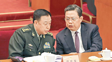 趙樂際（右）以中組部長身份出席兩會，並與范長龍（左）交談。（資料圖片）