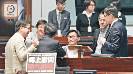 朱凱廸（右三）引用《議事規則》動議不中止二讀銀行業法案，以拖延討論一地兩檢議案。（羅錦鴻攝）